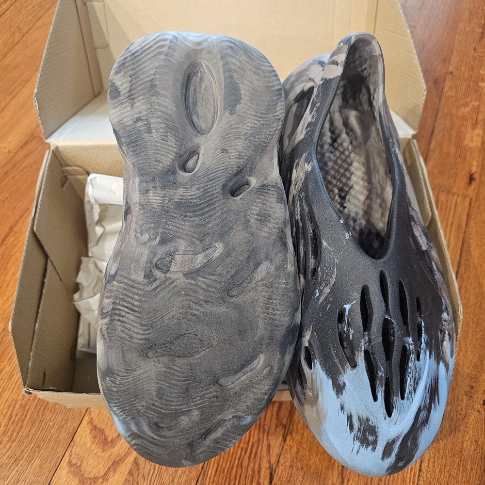 Adidas YZY Foam RNR Box - Picture 4 of 9